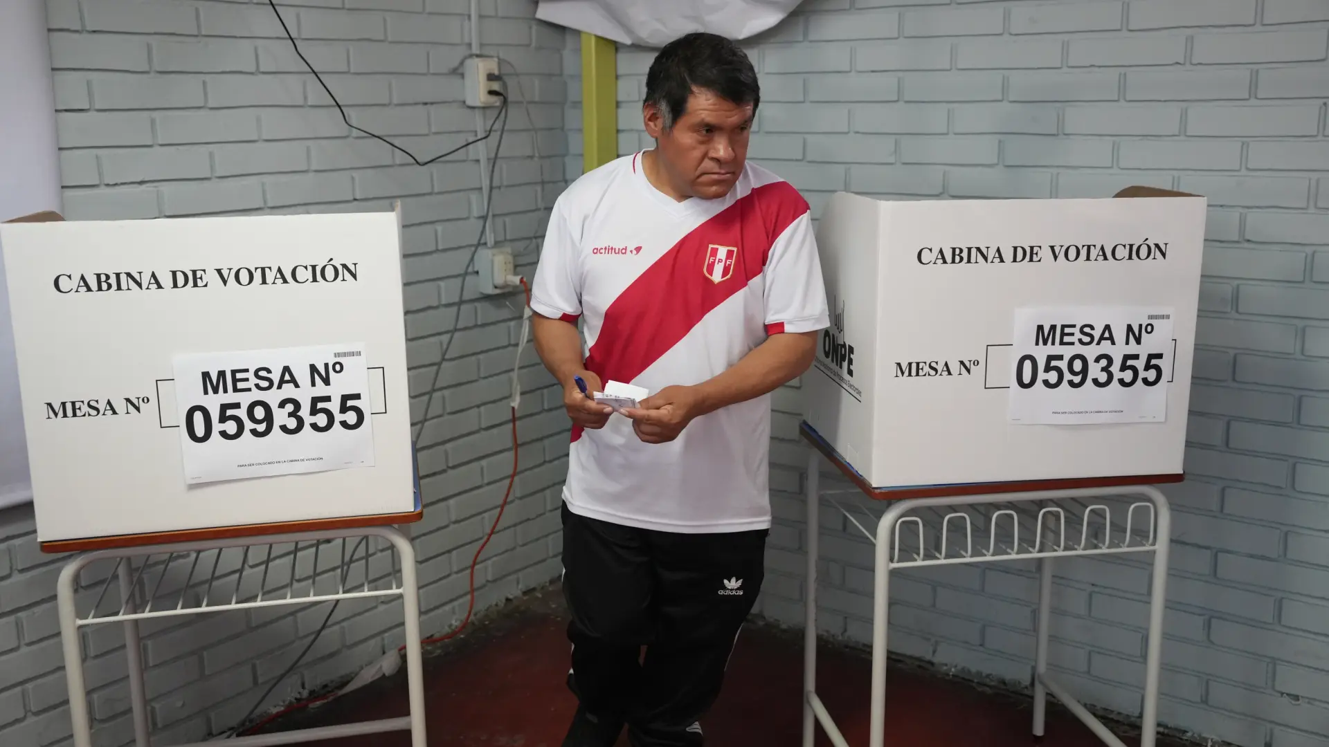 Sondeos a pie de urna en Perú dan un empate técnico con leve ventaja de Fujimori ante Sánchez Sondeos a pie de urna en Perú dan un empate técnico con leve ventaja de Fujimori ante Sánchez