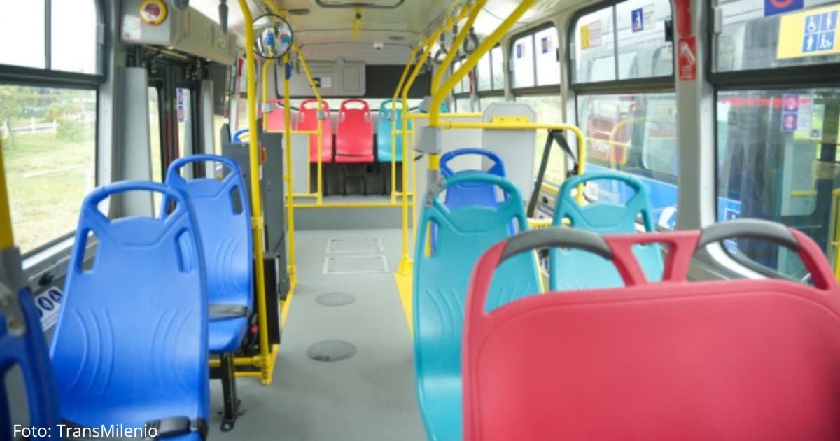 TransMilenio estrena sillas aguamarinas para los “viajes de cuidado” en su flota eléctrica TransMilenio estrena sillas aguamarinas para los “viajes de cuidado” en su flota eléctrica