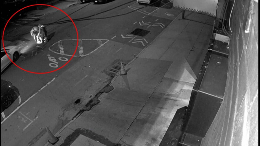 la Policía investiga vídeos de personas saliendo de ellas la Policía investiga vídeos de personas saliendo de ellas