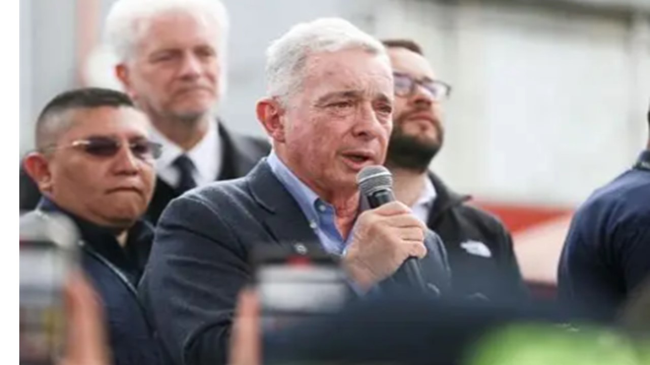 Álvaro Uribe cuestiona llamado a indagatoria por casos de La Granja y El Aro: “Lo que quieren es llevarme a morir en una cárcel” Álvaro Uribe cuestiona llamado a indagatoria por casos de La Granja y El Aro: “Lo que quieren es llevarme a morir en una cárcel”