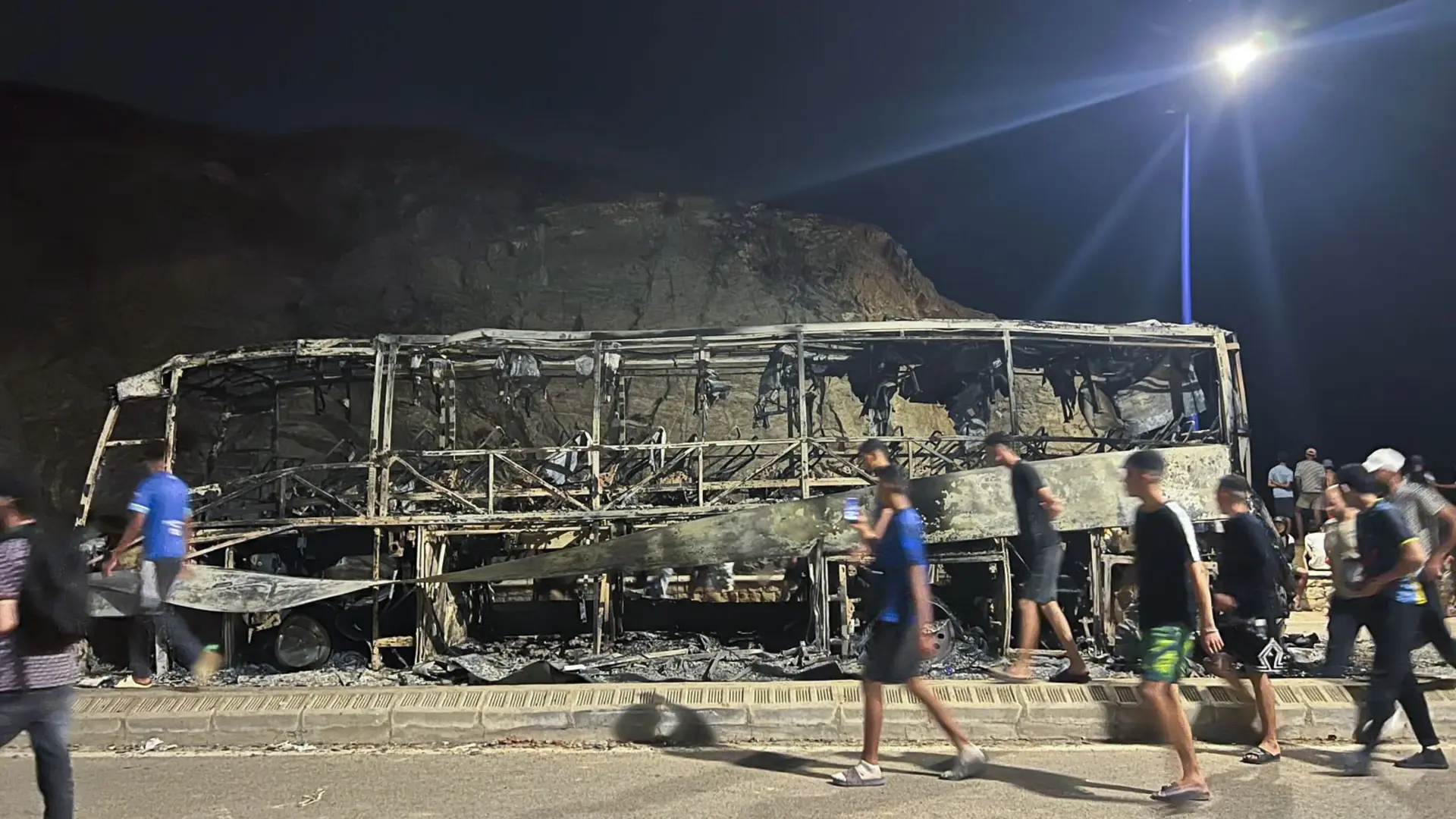 Castillejos y Nador viven una noche de enfrentamientos y quema de coches en el intento masivo de entrada en España