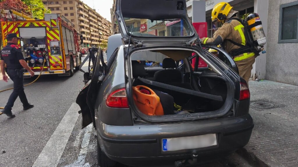 Cinco heridos por la explosión de un coche en una calle de Lleida