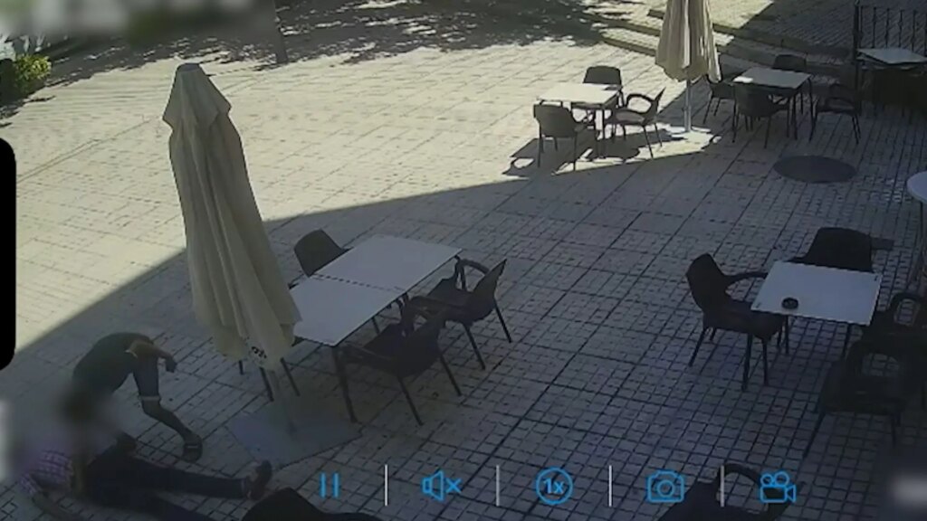 Detenido un hombre en Mora por agredir gravemente a su padre, de 70 años, en la terraza de un bar