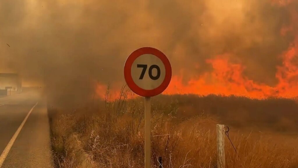 El incendio de la Vall d’Uixó entra en su cuarto día tras calcinar 8.500 hectáreas El incendio de la Vall d’Uixó entra en su cuarto día tras calcinar 8.500 hectáreas