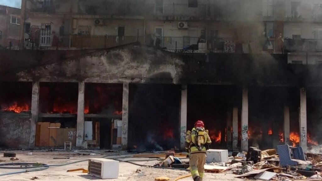 El incendio de unos bajos okupados obliga a desalojar a 80 vecinos de dos bloques de Valencia El incendio de unos bajos okupados obliga a desalojar a 80 vecinos de dos bloques de Valencia