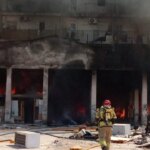 El incendio de unos bajos okupados obliga a desalojar a 80 vecinos de dos bloques de Valencia