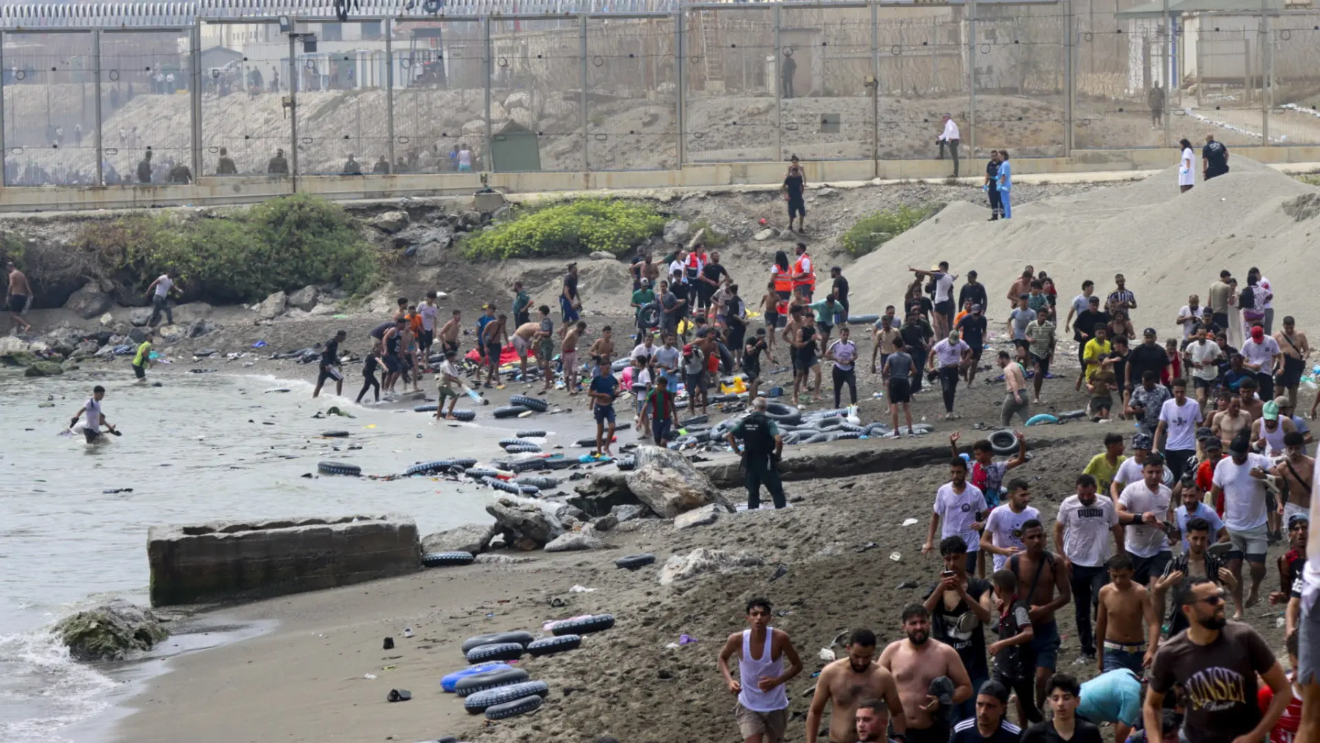 España y Marruecos acuerdan la entrega urgente de quienes han entrado ilegalmente en Ceuta España y Marruecos acuerdan la entrega urgente de quienes han entrado ilegalmente en Ceuta