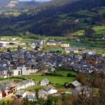 Hallan muerto a un hombre bajo su vehículo en una finca de Mondoñedo, en Lugo