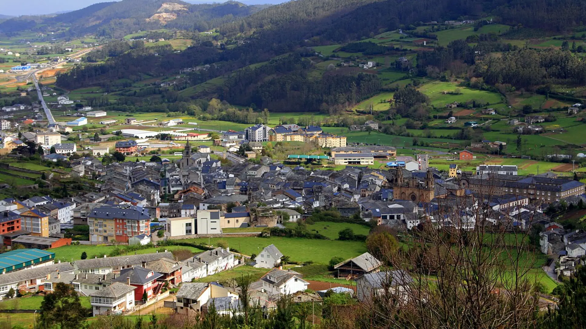 Hallan muerto a un hombre bajo su vehículo en una finca de Mondoñedo, en Lugo Hallan muerto a un hombre bajo su vehículo en una finca de Mondoñedo, en Lugo