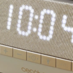 Jubila tu despertador y tu altavoz: el ingenioso humidificador 'todo en uno' limpiará tu mesita de noche