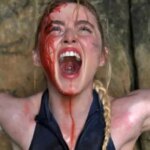 Kathryn Newton sostiene una de tiburones sin mordiente