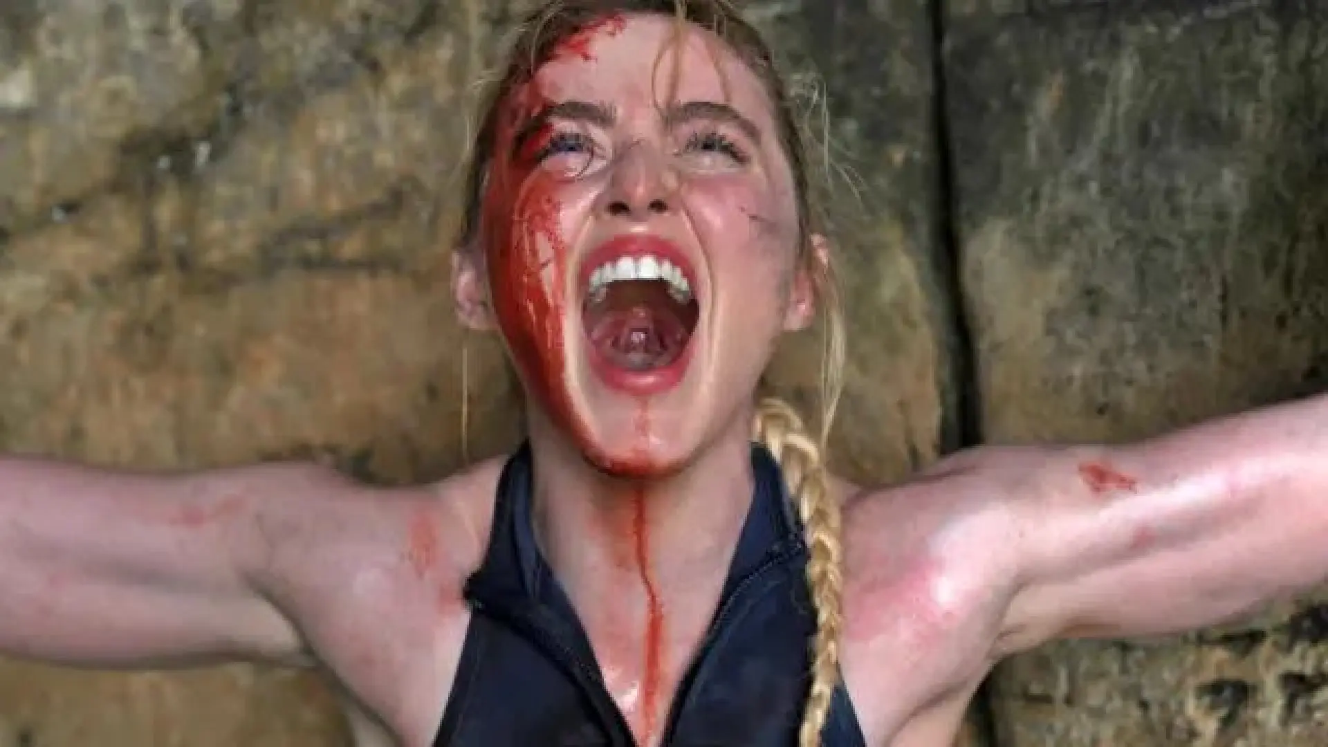 Kathryn Newton sostiene una de tiburones sin mordiente