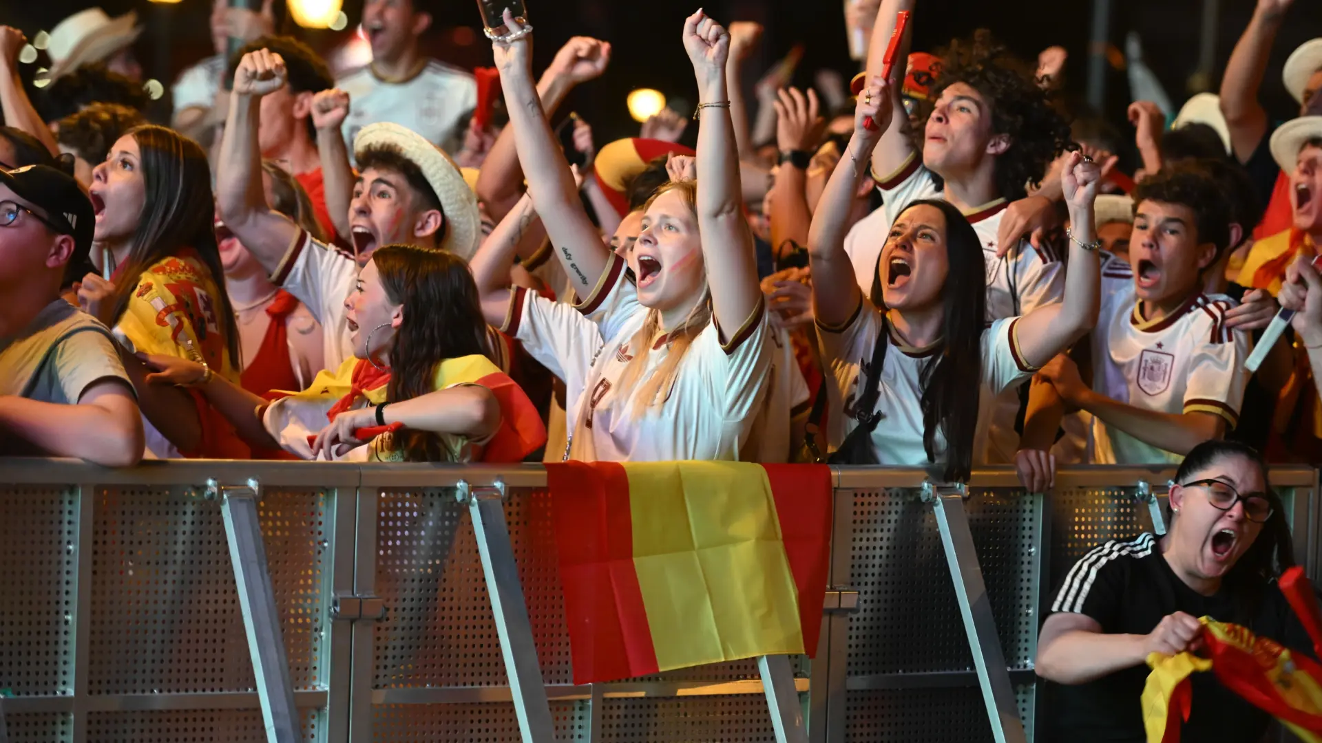 La Plaza Colón explota de emoción tras un nuevo gol épico de Mikel Merino a Bélgica para acceder a semifinales del Mundial La Plaza Colón explota de emoción tras un nuevo gol épico de Mikel Merino a Bélgica para acceder a semifinales del Mundial