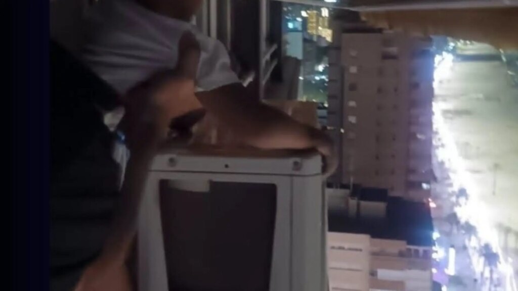 La Policía rescata a un niño que estaba sobre un aire acondicionado en un piso 21 de Benidorm y detiene al padre