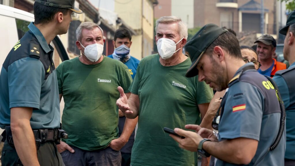 La lucha contra un monstruo de fuego fuera de control La lucha contra un monstruo de fuego fuera de control