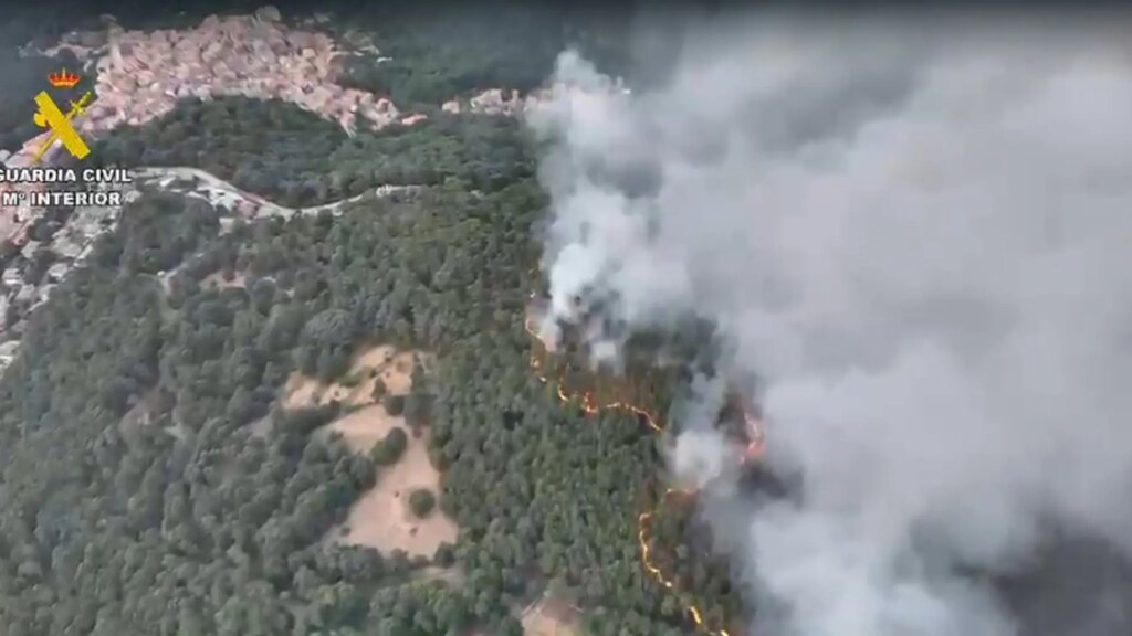 Las impactantes imágenes aéreas de los incendios de Ávila y Madrid cercando Sotillo de la Adrada Las impactantes imágenes aéreas de los incendios de Ávila y Madrid cercando Sotillo de la Adrada