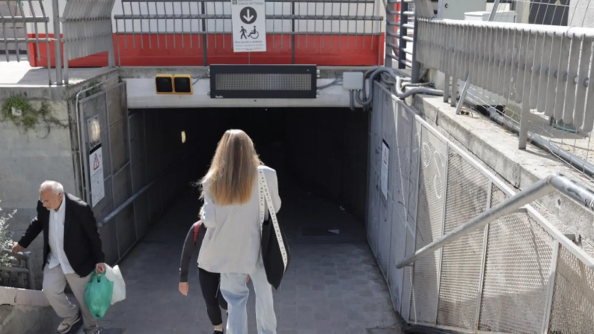 Las obras del paso inferior de la estación de Castelldefels, en su recta final: así es su renovación Las obras del paso inferior de la estación de Castelldefels, en su recta final: así es su renovación