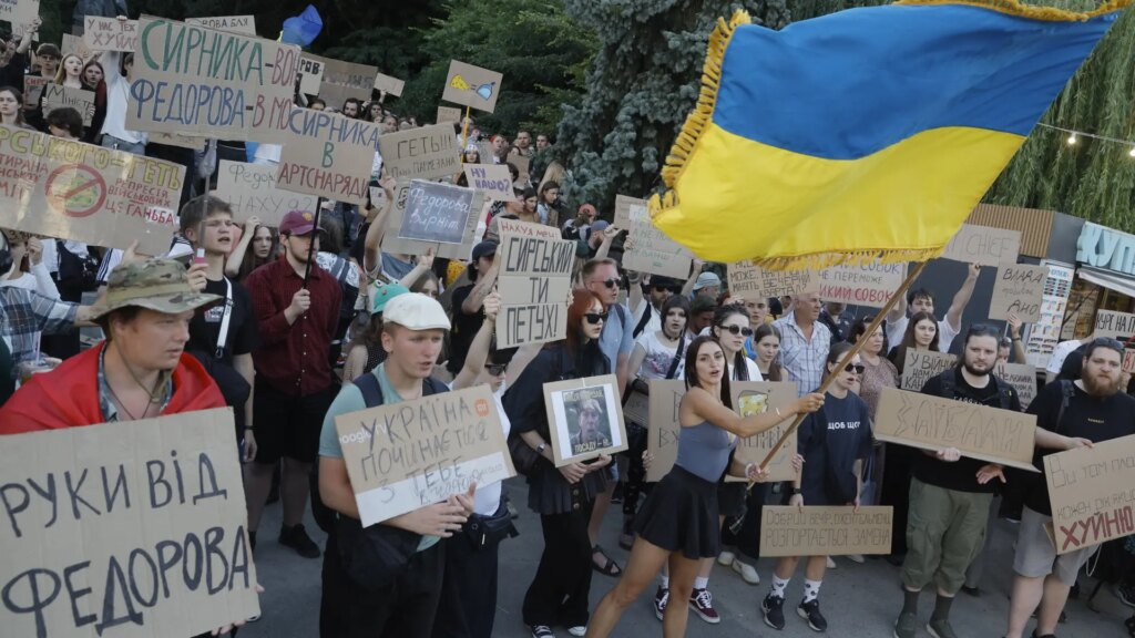 Las protestas contra Zelenski crecen en Ucrania tras destituir al ministro de Defensa Fedorov