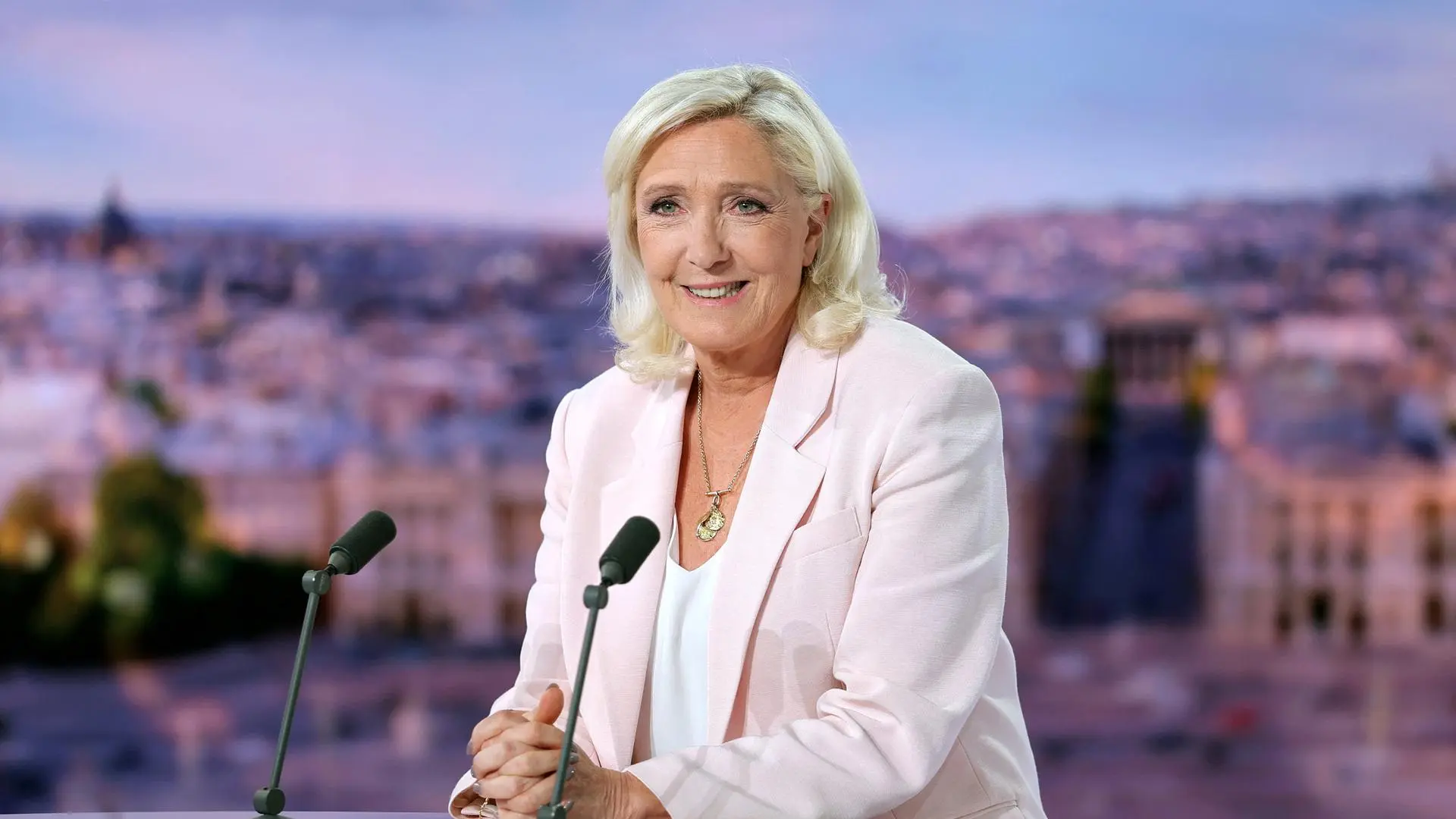 Le Pen se presentará a las elecciones en 2027 pese a tener que llevar brazalete tras ser condenada por malversación Le Pen se presentará a las elecciones en 2027 pese a tener que llevar brazalete tras ser condenada por malversación