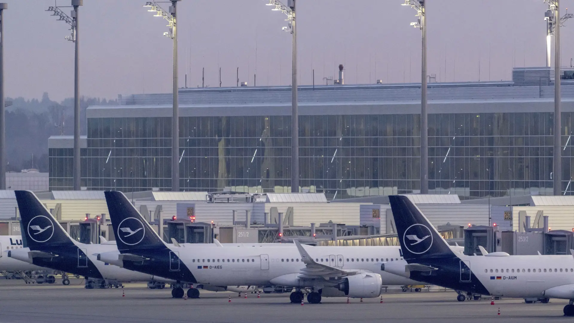 Los aeropuertos y las aerolíneas piden suspender el nuevo control fronterizo de la UE ante los viajes masivos de verano