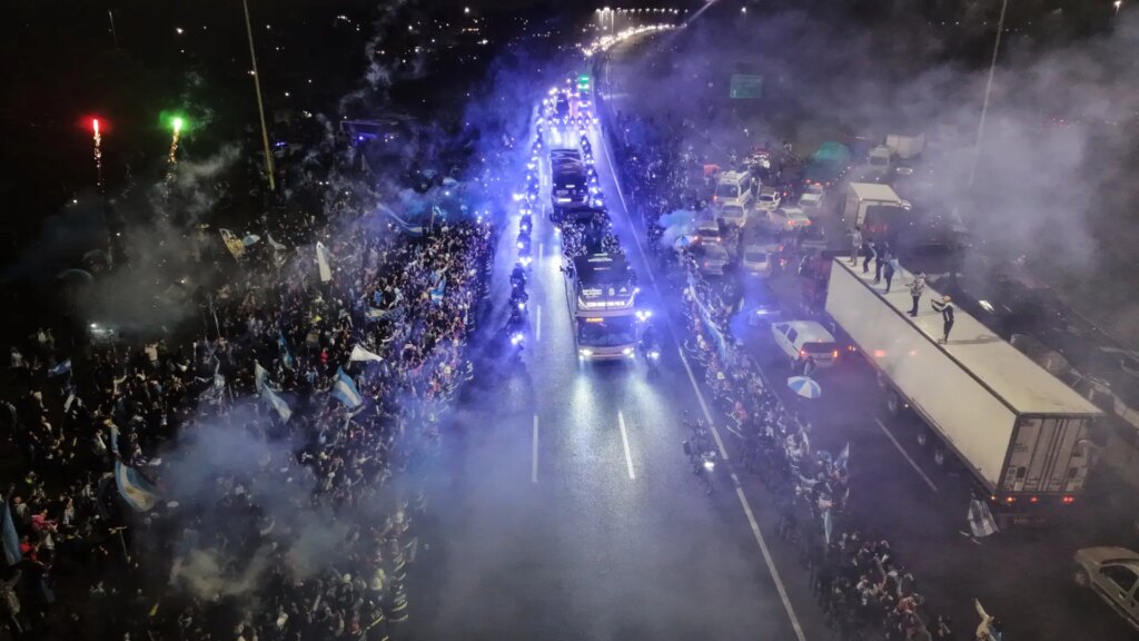 Los jugadores de la selección argentina regresan a su país tras la final ante España Los jugadores de la selección argentina regresan a su país tras la final ante España