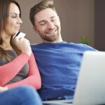 Los meses en los que te sale más barato comprar un televisor, una consola o un mueble de exterior