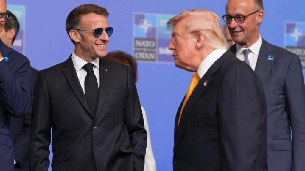 Macron vuelve a impactar con las gafas de sol de aviador de las que se mofó Trump