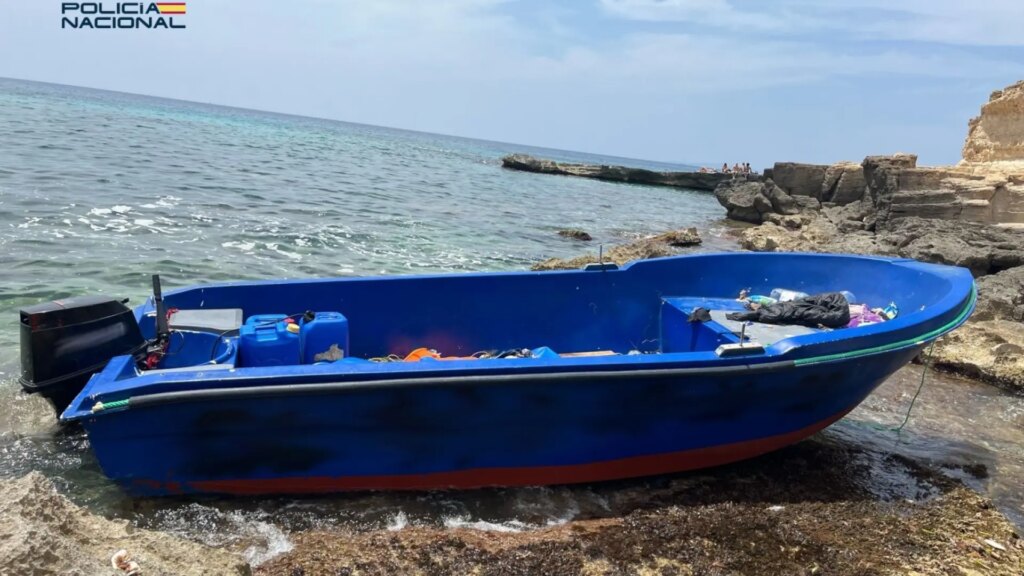 Mueren tres migrantes en una patera que se dirigía a Mallorca con 23 personas a bordo Mueren tres migrantes en una patera que se dirigía a Mallorca con 23 personas a bordo