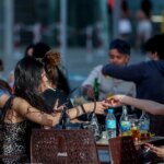 Restaurantes y hoteles alertan que la futura ley antitabaco se cobraría 300.000 empleos y 30.000 bares Restaurantes y hoteles alertan que la futura ley antitabaco se cobraría 300.000 empleos y 30.000 bares