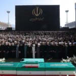 Tres hijos de Alí Jamenei, presentes en el masivo funeral con gritos de muerte a Trump y sin presencia del nuevo líder supremo Tres hijos de Alí Jamenei, presentes en el masivo funeral con gritos de muerte a Trump y sin presencia del nuevo líder supremo