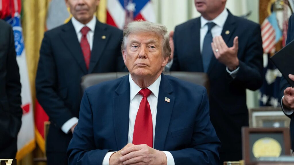 Trump da marcha atrás y no cobrará la tasa del 20% a los buques que transiten por el estrecho de Ormuz Trump da marcha atrás y no cobrará la tasa del 20% a los buques que transiten por el estrecho de Ormuz