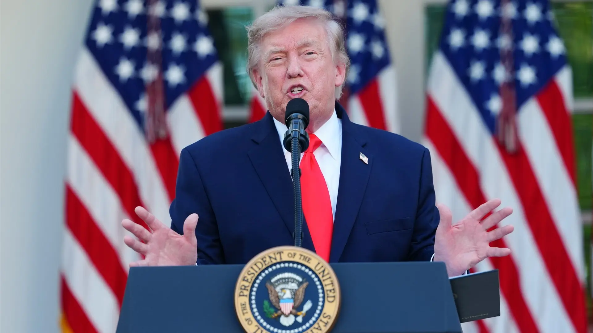 Trump declara más de mil millones de dólares en ingresos cripto, según un informe financiero