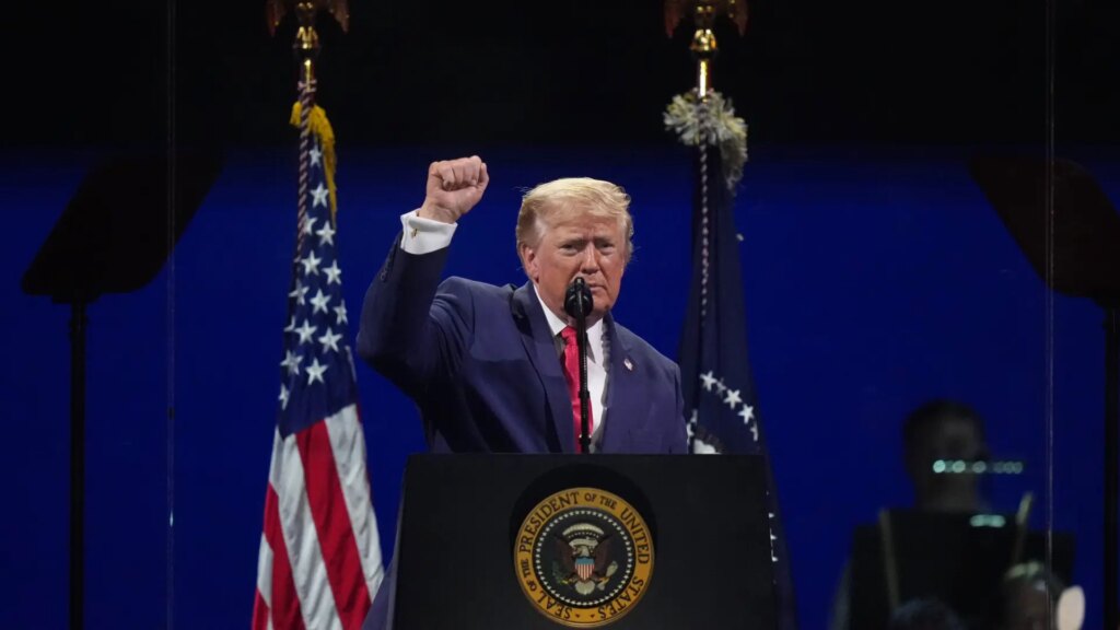 Trump ensalza la grandeza de EEUU en su 250 aniversario con fuegos artificiales y un nuevo llamamiento a la «amenaza comunista» Trump ensalza la grandeza de EEUU en su 250 aniversario con fuegos artificiales y un nuevo llamamiento a la «amenaza comunista»