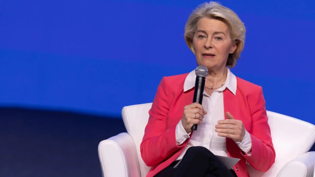 Von der Leyen aplaude «la valentía» de los efectivos que combaten los incendios de Madrid y Ávila