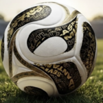 disfruta del balón con el que se disputará la final del Mundial
