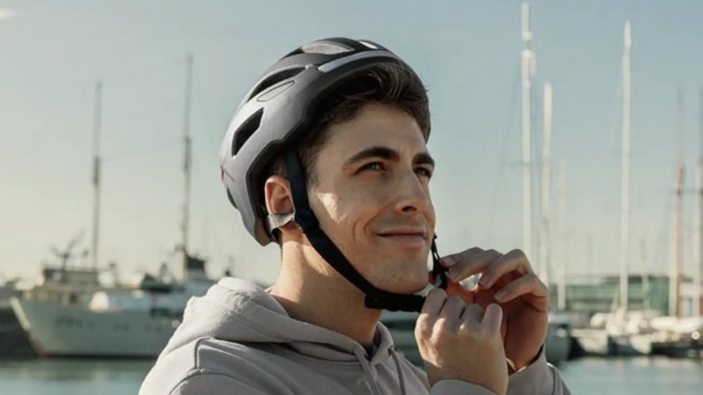 el nuevo casco de Cecotec tiene intermitentes y luz trasera