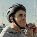 el nuevo casco de Cecotec tiene intermitentes y luz trasera