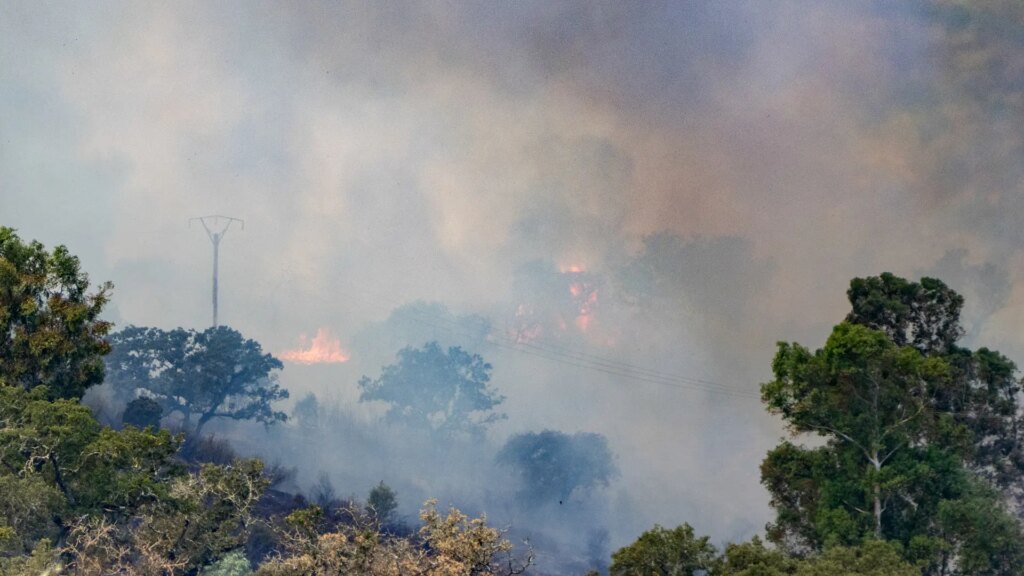 los incendios obligan a confinar y desalojar a de vecinos varias zonas de España y el de La Mierla sigue activo