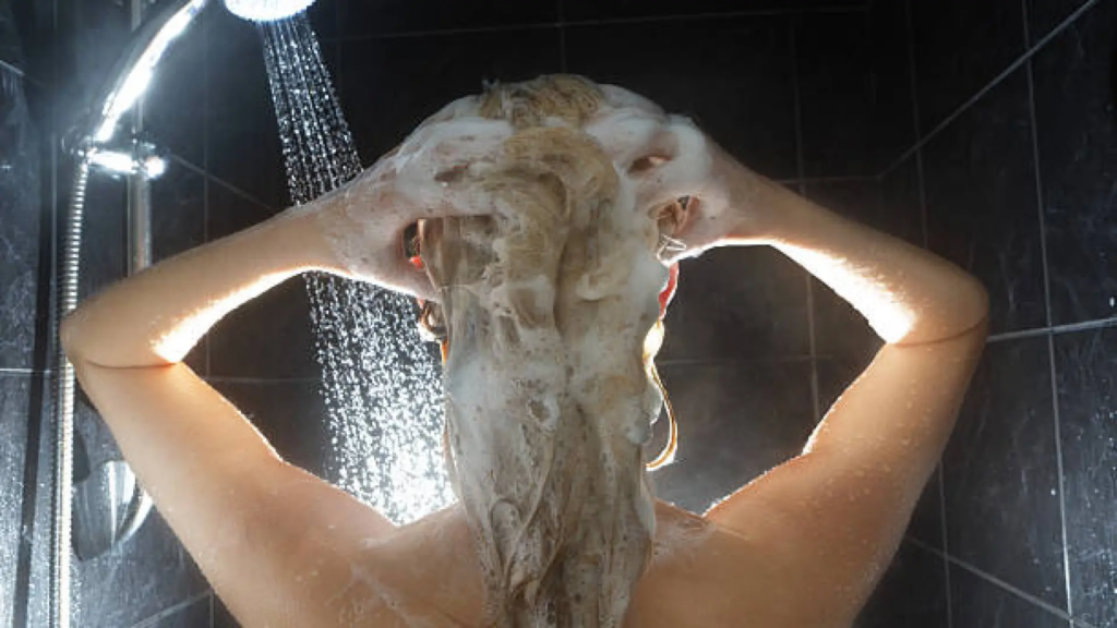 ¿Cierras el agua mientras te enjabonas en la ducha? Un estudio revela cómo debes actuar ¿Cierras el agua mientras te enjabonas en la ducha? Un estudio revela cómo debes actuar