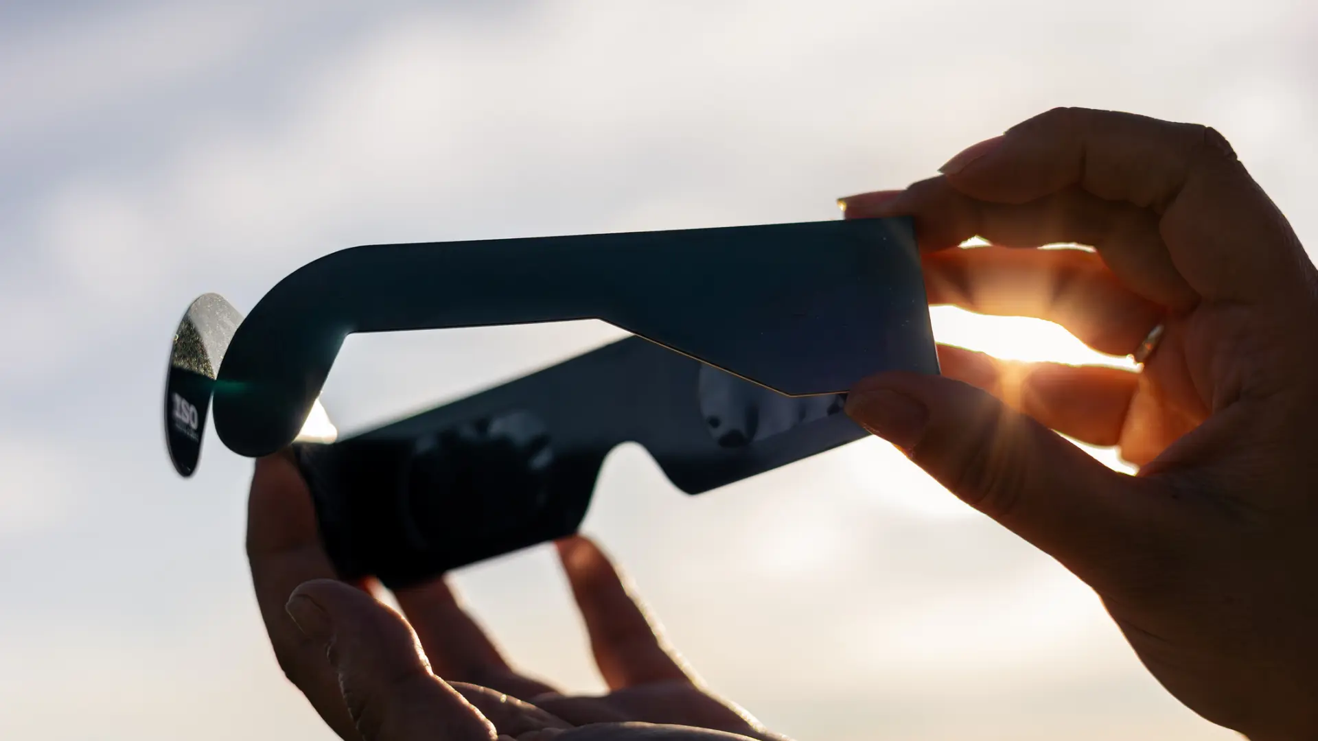 los síntomas de que has podido dañar tus ojos durante el eclipse solar los síntomas de que has podido dañar tus ojos durante el eclipse solar