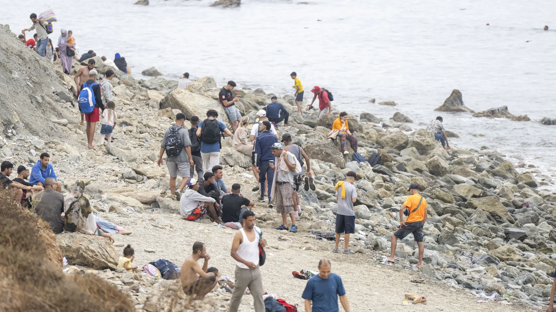 Aumenta el número de familias de Marruecos que denuncian la desaparición de personas en la entrada masiva a Ceuta Aumenta el número de familias de Marruecos que denuncian la desaparición de personas en la entrada masiva a Ceuta