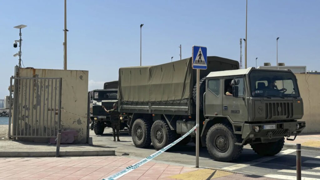 El Ejército despliega tanquetas en Ceuta junto a la frontera con Marruecos ante la amenaza de otra avalancha de migrantes