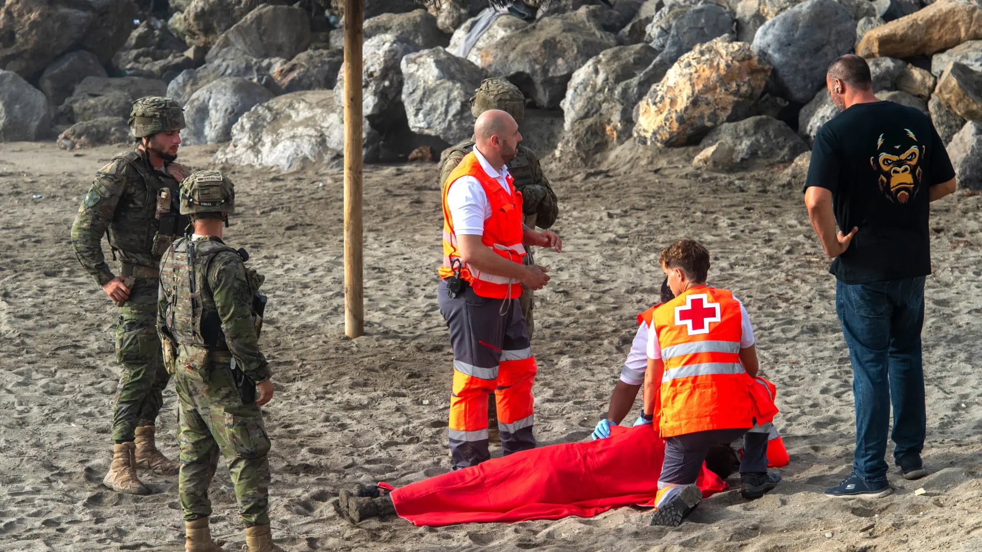 El hallazgo de otro cadáver eleva a 83 los fallecidos tras la entrada masiva en Ceuta El hallazgo de otro cadáver eleva a 83 los fallecidos tras la entrada masiva en Ceuta
