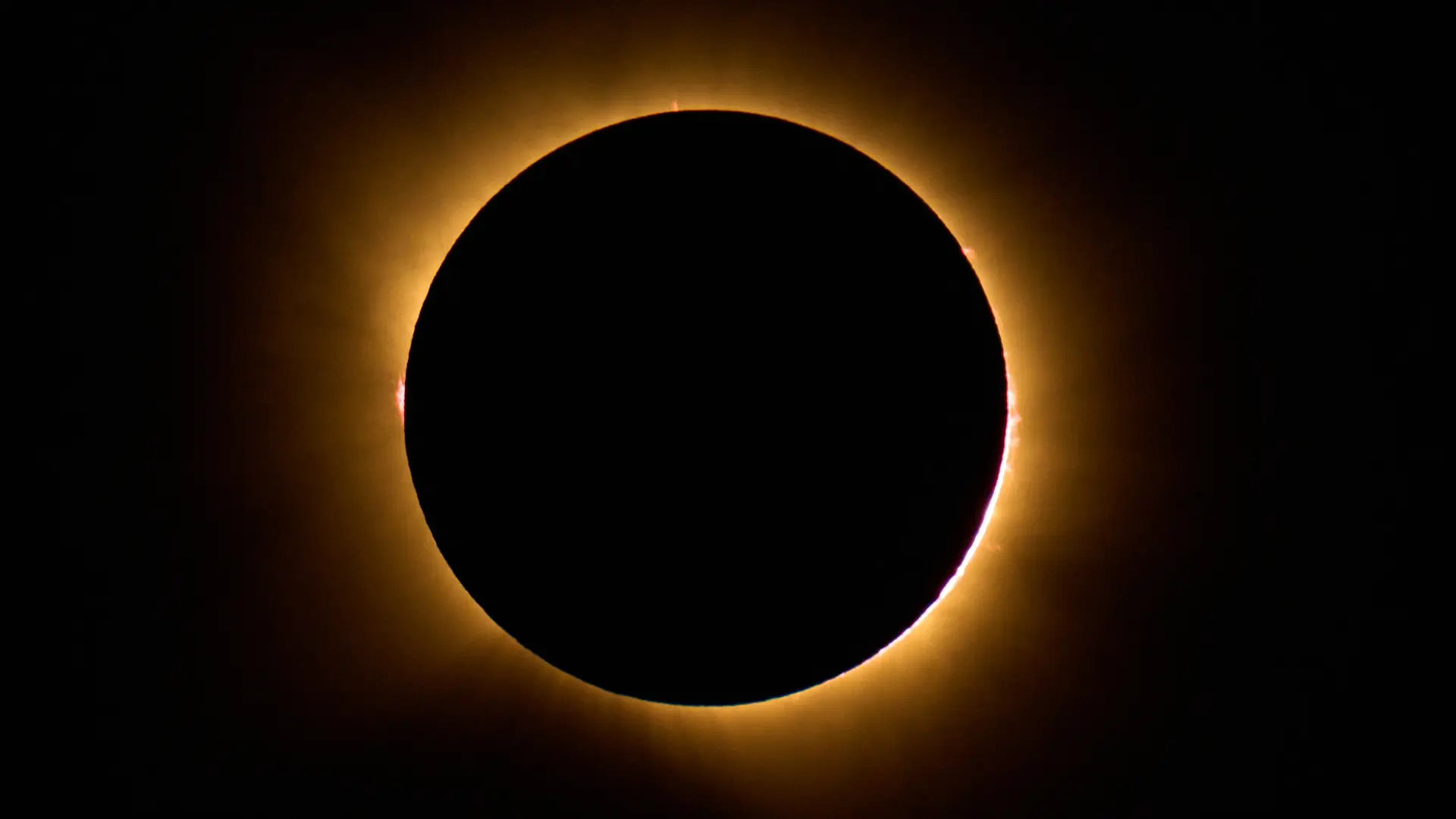 El histórico eclipse solar alcanza su totalidad y convierte el día en noche en España
