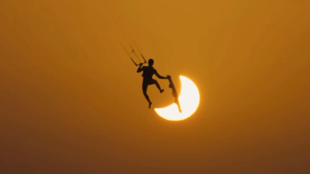 El kitesurfista que 'desafió' al eclipse y logró una imagen para el recuerdo: "Sobran las palabras…" El kitesurfista que 'desafió' al eclipse y logró una imagen para el recuerdo: "Sobran las palabras…"