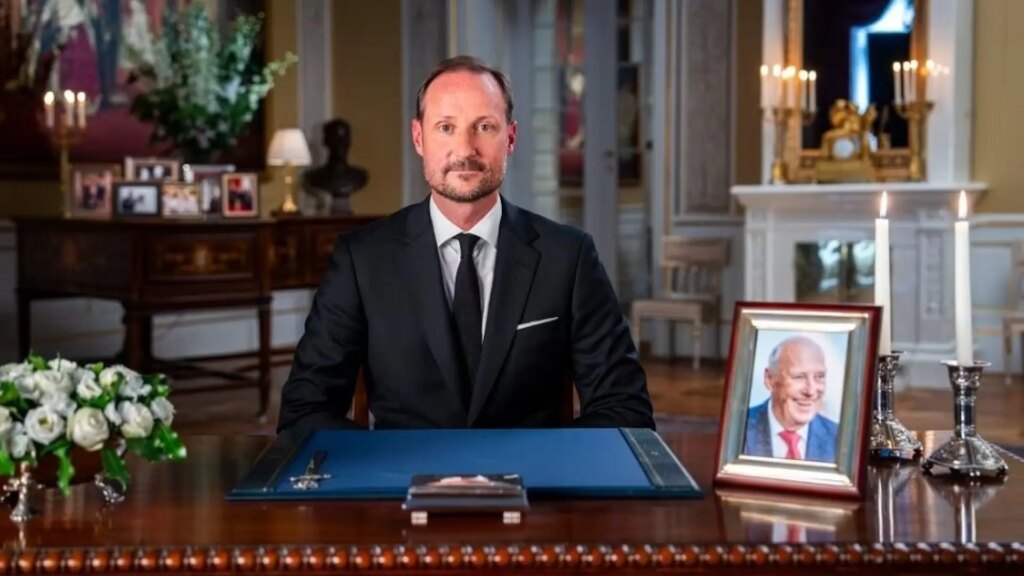 El rey Haakon de Noruega recuerda a su «cálido» padre en su primer discurso a la nación como monarca El rey Haakon de Noruega recuerda a su «cálido» padre en su primer discurso a la nación como monarca