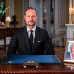 El rey Haakon de Noruega recuerda a su «cálido» padre en su primer discurso a la nación como monarca El rey Haakon de Noruega recuerda a su «cálido» padre en su primer discurso a la nación como monarca