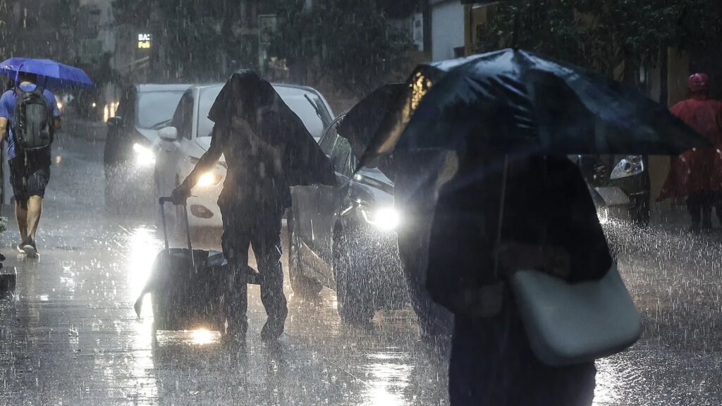 Emergencias activa la alerta naranja por tormentas y lluvias este lunes en Castellón y Valencia Emergencias activa la alerta naranja por tormentas y lluvias este lunes en Castellón y Valencia