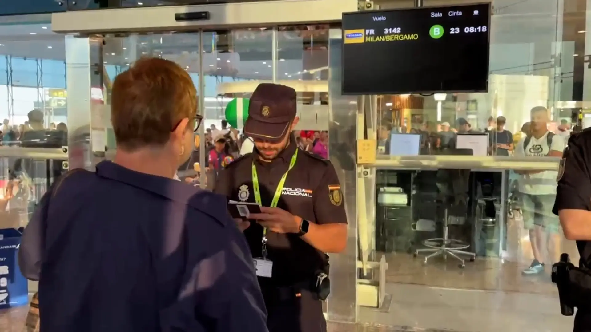 España realiza controles a 199 pasajeros de terceros países en el primer día de restablecimiento de fronteras con Italia