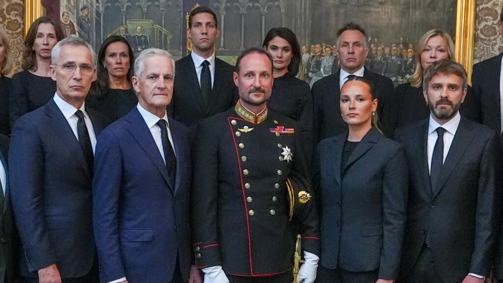 Haakon VIII asume el trono y mantiene el lema «Todo por Noruega» tras la muerte de Harald V